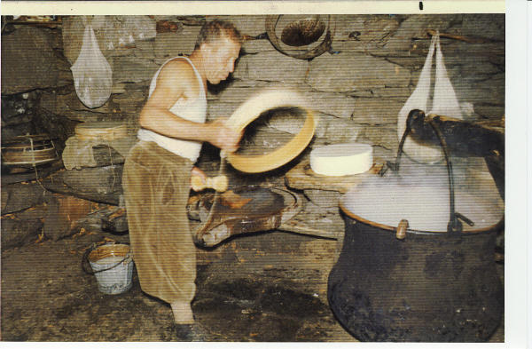 D'Andrea Venanzio durante la preparazione del formaggio nella casera dell'Alpe Campo